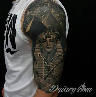 Niesamowite w swojej formie tatuaże-rękawy zajmują cała powierzchnię ramiona i przedramiona. Tworzą jednolitą zdobiącą ciało całość. Taki graficzny rękaw na skórze to tatuaż szczególnie ciekawy w przypadku aktywnych, silnych mężczyzn. 