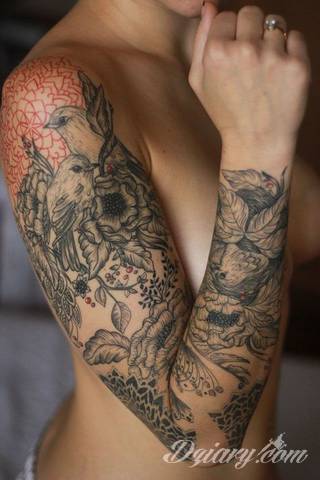 Niesamowite w swojej formie tatuaże-rękawy zajmują cała powierzchnię ramiona i przedramiona. Tworzą jednolitą zdobiącą ciało całość. Taki graficzny rękaw na skórze to tatuaż szczególnie ciekawy w przypadku aktywnych, silnych mężczyzn. 