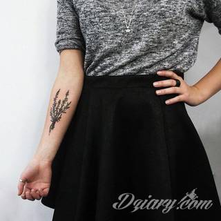 Niesamowite w swojej formie tatuaże-rękawy zajmują cała powierzchnię ramiona i przedramiona. Tworzą jednolitą zdobiącą ciało całość. Taki graficzny rękaw na skórze to tatuaż szczególnie ciekawy w przypadku aktywnych, silnych mężczyzn. 