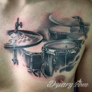 Niesamowite w swojej formie tatuaże-rękawy zajmują cała powierzchnię ramiona i przedramiona. Tworzą jednolitą zdobiącą ciało całość. Taki graficzny rękaw na skórze to tatuaż szczególnie ciekawy w przypadku aktywnych, silnych mężczyzn. 