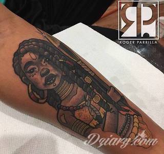 Niesamowite w swojej formie tatuaże-rękawy zajmują cała powierzchnię ramiona i przedramiona. Tworzą jednolitą zdobiącą ciało całość. Taki graficzny rękaw na skórze to tatuaż szczególnie ciekawy w przypadku aktywnych, silnych mężczyzn. 