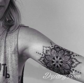 Niesamowite w swojej formie tatuaże-rękawy zajmują cała powierzchnię ramiona i przedramiona. Tworzą jednolitą zdobiącą ciało całość. Taki graficzny rękaw na skórze to tatuaż szczególnie ciekawy w przypadku aktywnych, silnych mężczyzn. 