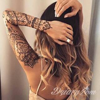 Niesamowite w swojej formie tatuaże-rękawy zajmują cała powierzchnię ramiona i przedramiona. Tworzą jednolitą zdobiącą ciało całość. Taki graficzny rękaw na skórze to tatuaż szczególnie ciekawy w przypadku aktywnych, silnych mężczyzn. 