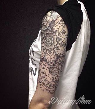 Niesamowite w swojej formie tatuaże-rękawy zajmują cała powierzchnię ramiona i przedramiona. Tworzą jednolitą zdobiącą ciało całość. Taki graficzny rękaw na skórze to tatuaż szczególnie ciekawy w przypadku aktywnych, silnych mężczyzn. 