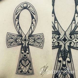 Niesamowite w swojej formie tatuaże-rękawy zajmują cała powierzchnię ramiona i przedramiona. Tworzą jednolitą zdobiącą ciało całość. Taki graficzny rękaw na skórze to tatuaż szczególnie ciekawy w przypadku aktywnych, silnych mężczyzn. 