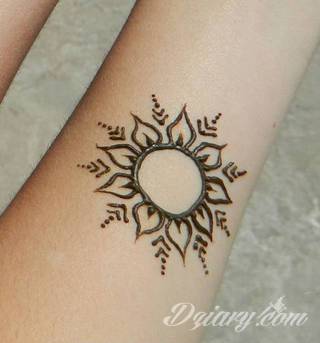 Niesamowite w swojej formie tatuaże-rękawy zajmują cała powierzchnię ramiona i przedramiona. Tworzą jednolitą zdobiącą ciało całość. Taki graficzny rękaw na skórze to tatuaż szczególnie ciekawy w przypadku aktywnych, silnych mężczyzn. 