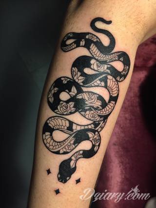 Niesamowite w swojej formie tatuaże-rękawy zajmują cała powierzchnię ramiona i przedramiona. Tworzą jednolitą zdobiącą ciało całość. Taki graficzny rękaw na skórze to tatuaż szczególnie ciekawy w przypadku aktywnych, silnych mężczyzn. 