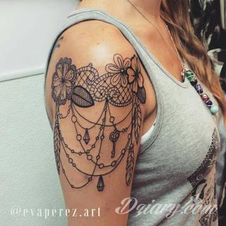 Niesamowite w swojej formie tatuaże-rękawy zajmują cała powierzchnię ramiona i przedramiona. Tworzą jednolitą zdobiącą ciało całość. Taki graficzny rękaw na skórze to tatuaż szczególnie ciekawy w przypadku aktywnych, silnych mężczyzn. 