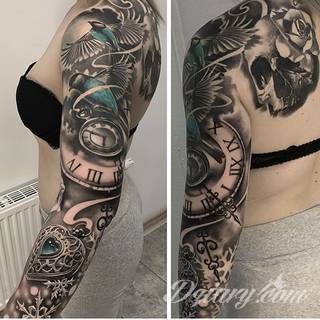 Niesamowite w swojej formie tatuaże-rękawy zajmują cała powierzchnię ramiona i przedramiona. Tworzą jednolitą zdobiącą ciało całość. Taki graficzny rękaw na skórze to tatuaż szczególnie ciekawy w przypadku aktywnych, silnych mężczyzn. 