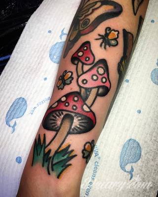 Niesamowite w swojej formie tatuaże-rękawy zajmują cała powierzchnię ramiona i przedramiona. Tworzą jednolitą zdobiącą ciało całość. Taki graficzny rękaw na skórze to tatuaż szczególnie ciekawy w przypadku aktywnych, silnych mężczyzn. 