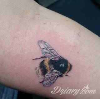 Niesamowite w swojej formie tatuaże-rękawy zajmują cała powierzchnię ramiona i przedramiona. Tworzą jednolitą zdobiącą ciało całość. Taki graficzny rękaw na skórze to tatuaż szczególnie ciekawy w przypadku aktywnych, silnych mężczyzn. 