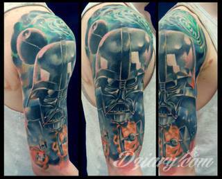 Niesamowite w swojej formie tatuaże-rękawy zajmują cała powierzchnię ramiona i przedramiona. Tworzą jednolitą zdobiącą ciało całość. Taki graficzny rękaw na skórze to tatuaż szczególnie ciekawy w przypadku aktywnych, silnych mężczyzn. 