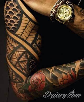Niesamowite w swojej formie tatuaże-rękawy zajmują cała powierzchnię ramiona i przedramiona. Tworzą jednolitą zdobiącą ciało całość. Taki graficzny rękaw na skórze to tatuaż szczególnie ciekawy w przypadku aktywnych, silnych mężczyzn. 