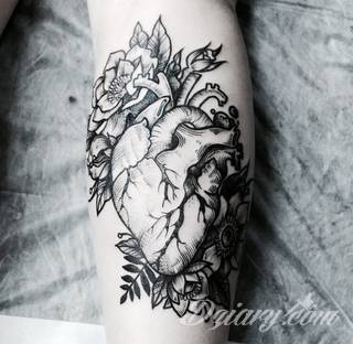 Niesamowite w swojej formie tatuaże-rękawy zajmują cała powierzchnię ramiona i przedramiona. Tworzą jednolitą zdobiącą ciało całość. Taki graficzny rękaw na skórze to tatuaż szczególnie ciekawy w przypadku aktywnych, silnych mężczyzn. 