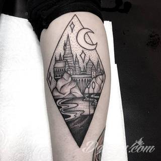 Niesamowite w swojej formie tatuaże-rękawy zajmują cała powierzchnię ramiona i przedramiona. Tworzą jednolitą zdobiącą ciało całość. Taki graficzny rękaw na skórze to tatuaż szczególnie ciekawy w przypadku aktywnych, silnych mężczyzn. 