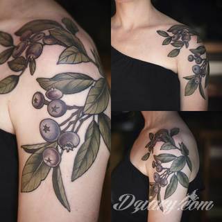 Niesamowite w swojej formie tatuaże-rękawy zajmują cała powierzchnię ramiona i przedramiona. Tworzą jednolitą zdobiącą ciało całość. Taki graficzny rękaw na skórze to tatuaż szczególnie ciekawy w przypadku aktywnych, silnych mężczyzn. 