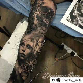 Niesamowite w swojej formie tatuaże-rękawy zajmują cała powierzchnię ramiona i przedramiona. Tworzą jednolitą zdobiącą ciało całość. Taki graficzny rękaw na skórze to tatuaż szczególnie ciekawy w przypadku aktywnych, silnych mężczyzn. 