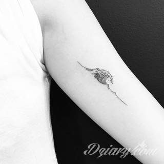 Niesamowite w swojej formie tatuaże-rękawy zajmują cała powierzchnię ramiona i przedramiona. Tworzą jednolitą zdobiącą ciało całość. Taki graficzny rękaw na skórze to tatuaż szczególnie ciekawy w przypadku aktywnych, silnych mężczyzn. 