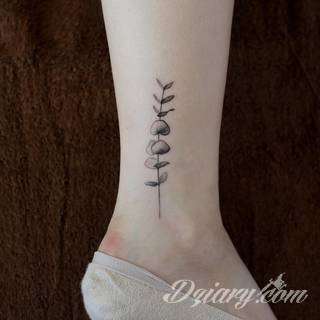 Niesamowite w swojej formie tatuaże-rękawy zajmują cała powierzchnię ramiona i przedramiona. Tworzą jednolitą zdobiącą ciało całość. Taki graficzny rękaw na skórze to tatuaż szczególnie ciekawy w przypadku aktywnych, silnych mężczyzn. 