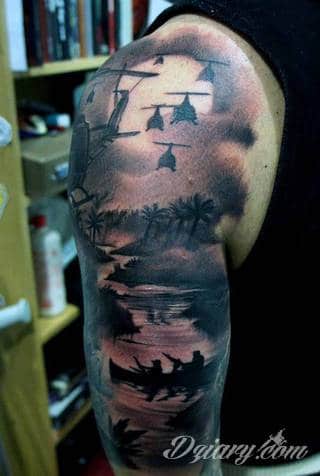 Niesamowite w swojej formie tatuaże-rękawy zajmują cała powierzchnię ramiona i przedramiona. Tworzą jednolitą zdobiącą ciało całość. Taki graficzny rękaw na skórze to tatuaż szczególnie ciekawy w przypadku aktywnych, silnych mężczyzn. 