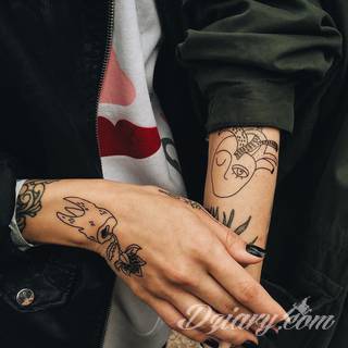 Niesamowite w swojej formie tatuaże-rękawy zajmują cała powierzchnię ramiona i przedramiona. Tworzą jednolitą zdobiącą ciało całość. Taki graficzny rękaw na skórze to tatuaż szczególnie ciekawy w przypadku aktywnych, silnych mężczyzn. 