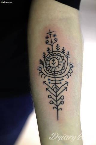 Niesamowite w swojej formie tatuaże-rękawy zajmują cała powierzchnię ramiona i przedramiona. Tworzą jednolitą zdobiącą ciało całość. Taki graficzny rękaw na skórze to tatuaż szczególnie ciekawy w przypadku aktywnych, silnych mężczyzn. 