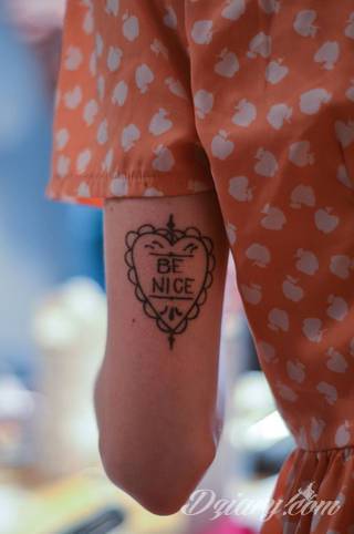 Niesamowite w swojej formie tatuaże-rękawy zajmują cała powierzchnię ramiona i przedramiona. Tworzą jednolitą zdobiącą ciało całość. Taki graficzny rękaw na skórze to tatuaż szczególnie ciekawy w przypadku aktywnych, silnych mężczyzn. 