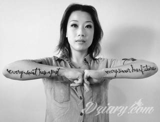 Niesamowite w swojej formie tatuaże-rękawy zajmują cała powierzchnię ramiona i przedramiona. Tworzą jednolitą zdobiącą ciało całość. Taki graficzny rękaw na skórze to tatuaż szczególnie ciekawy w przypadku aktywnych, silnych mężczyzn. 