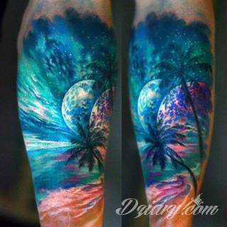 Niesamowite w swojej formie tatuaże-rękawy zajmują cała powierzchnię ramiona i przedramiona. Tworzą jednolitą zdobiącą ciało całość. Taki graficzny rękaw na skórze to tatuaż szczególnie ciekawy w przypadku aktywnych, silnych mężczyzn. 