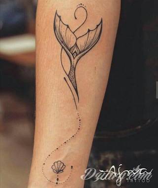 Niesamowite w swojej formie tatuaże-rękawy zajmują cała powierzchnię ramiona i przedramiona. Tworzą jednolitą zdobiącą ciało całość. Taki graficzny rękaw na skórze to tatuaż szczególnie ciekawy w przypadku aktywnych, silnych mężczyzn. 