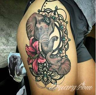 Niesamowite w swojej formie tatuaże-rękawy zajmują cała powierzchnię ramiona i przedramiona. Tworzą jednolitą zdobiącą ciało całość. Taki graficzny rękaw na skórze to tatuaż szczególnie ciekawy w przypadku aktywnych, silnych mężczyzn. 