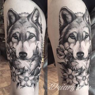 Niesamowite w swojej formie tatuaże-rękawy zajmują cała powierzchnię ramiona i przedramiona. Tworzą jednolitą zdobiącą ciało całość. Taki graficzny rękaw na skórze to tatuaż szczególnie ciekawy w przypadku aktywnych, silnych mężczyzn. 