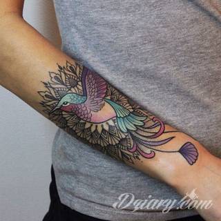 Niesamowite w swojej formie tatuaże-rękawy zajmują cała powierzchnię ramiona i przedramiona. Tworzą jednolitą zdobiącą ciało całość. Taki graficzny rękaw na skórze to tatuaż szczególnie ciekawy w przypadku aktywnych, silnych mężczyzn. 