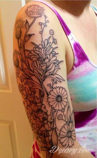 Niesamowite w swojej formie tatuaże-rękawy zajmują cała powierzchnię ramiona i przedramiona. Tworzą jednolitą zdobiącą ciało całość. Taki graficzny rękaw na skórze to tatuaż szczególnie ciekawy w przypadku aktywnych, silnych mężczyzn. 