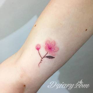 Niesamowite w swojej formie tatuaże-rękawy zajmują cała powierzchnię ramiona i przedramiona. Tworzą jednolitą zdobiącą ciało całość. Taki graficzny rękaw na skórze to tatuaż szczególnie ciekawy w przypadku aktywnych, silnych mężczyzn. 