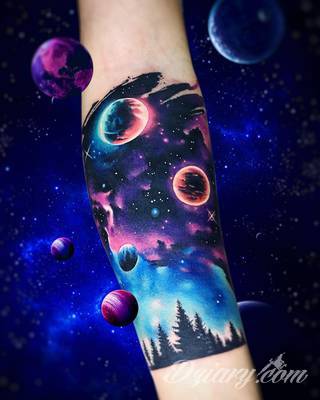 Niesamowite w swojej formie tatuaże-rękawy zajmują cała powierzchnię ramiona i przedramiona. Tworzą jednolitą zdobiącą ciało całość. Taki graficzny rękaw na skórze to tatuaż szczególnie ciekawy w przypadku aktywnych, silnych mężczyzn. 