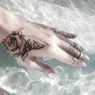 Niesamowite w swojej formie tatuaże-rękawy zajmują cała powierzchnię ramiona i przedramiona. Tworzą jednolitą zdobiącą ciało całość. Taki graficzny rękaw na skórze to tatuaż szczególnie ciekawy w przypadku aktywnych, silnych mężczyzn. 