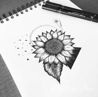 Niesamowite w swojej formie tatuaże-rękawy zajmują cała powierzchnię ramiona i przedramiona. Tworzą jednolitą zdobiącą ciało całość. Taki graficzny rękaw na skórze to tatuaż szczególnie ciekawy w przypadku aktywnych, silnych mężczyzn. 