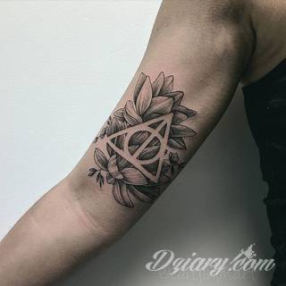 Niesamowite w swojej formie tatuaże-rękawy zajmują cała powierzchnię ramiona i przedramiona. Tworzą jednolitą zdobiącą ciało całość. Taki graficzny rękaw na skórze to tatuaż szczególnie ciekawy w przypadku aktywnych, silnych mężczyzn. 