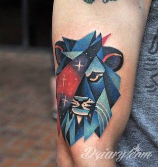 Niesamowite w swojej formie tatuaże-rękawy zajmują cała powierzchnię ramiona i przedramiona. Tworzą jednolitą zdobiącą ciało całość. Taki graficzny rękaw na skórze to tatuaż szczególnie ciekawy w przypadku aktywnych, silnych mężczyzn. 