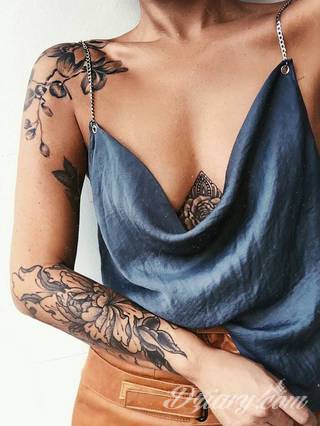 Niesamowite w swojej formie tatuaże-rękawy zajmują cała powierzchnię ramiona i przedramiona. Tworzą jednolitą zdobiącą ciało całość. Taki graficzny rękaw na skórze to tatuaż szczególnie ciekawy w przypadku aktywnych, silnych mężczyzn. 