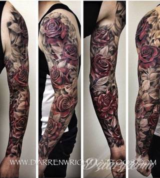 Niesamowite w swojej formie tatuaże-rękawy zajmują cała powierzchnię ramiona i przedramiona. Tworzą jednolitą zdobiącą ciało całość. Taki graficzny rękaw na skórze to tatuaż szczególnie ciekawy w przypadku aktywnych, silnych mężczyzn. 