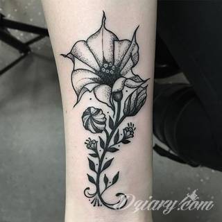 Niesamowite w swojej formie tatuaże-rękawy zajmują cała powierzchnię ramiona i przedramiona. Tworzą jednolitą zdobiącą ciało całość. Taki graficzny rękaw na skórze to tatuaż szczególnie ciekawy w przypadku aktywnych, silnych mężczyzn. 