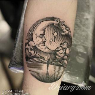 Niesamowite w swojej formie tatuaże-rękawy zajmują cała powierzchnię ramiona i przedramiona. Tworzą jednolitą zdobiącą ciało całość. Taki graficzny rękaw na skórze to tatuaż szczególnie ciekawy w przypadku aktywnych, silnych mężczyzn. 