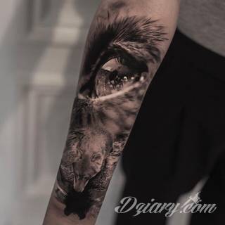 Niesamowite w swojej formie tatuaże-rękawy zajmują cała powierzchnię ramiona i przedramiona. Tworzą jednolitą zdobiącą ciało całość. Taki graficzny rękaw na skórze to tatuaż szczególnie ciekawy w przypadku aktywnych, silnych mężczyzn. 