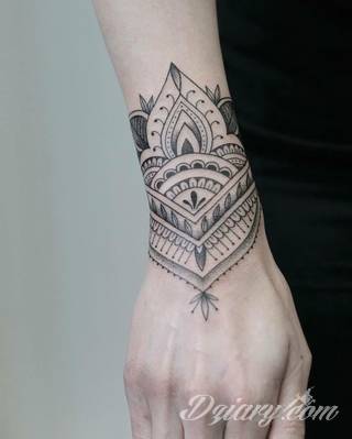 Niesamowite w swojej formie tatuaże-rękawy zajmują cała powierzchnię ramiona i przedramiona. Tworzą jednolitą zdobiącą ciało całość. Taki graficzny rękaw na skórze to tatuaż szczególnie ciekawy w przypadku aktywnych, silnych mężczyzn. 