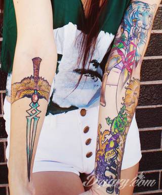 Niesamowite w swojej formie tatuaże-rękawy zajmują cała powierzchnię ramiona i przedramiona. Tworzą jednolitą zdobiącą ciało całość. Taki graficzny rękaw na skórze to tatuaż szczególnie ciekawy w przypadku aktywnych, silnych mężczyzn. 