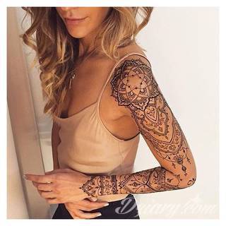 Niesamowite w swojej formie tatuaże-rękawy zajmują cała powierzchnię ramiona i przedramiona. Tworzą jednolitą zdobiącą ciało całość. Taki graficzny rękaw na skórze to tatuaż szczególnie ciekawy w przypadku aktywnych, silnych mężczyzn. 