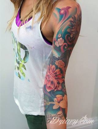 Niesamowite w swojej formie tatuaże-rękawy zajmują cała powierzchnię ramiona i przedramiona. Tworzą jednolitą zdobiącą ciało całość. Taki graficzny rękaw na skórze to tatuaż szczególnie ciekawy w przypadku aktywnych, silnych mężczyzn. 