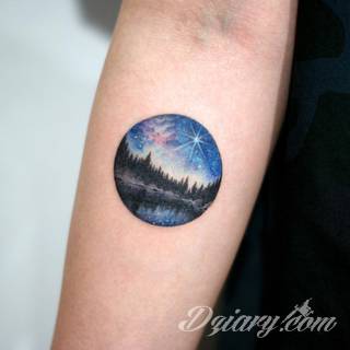 Niesamowite w swojej formie tatuaże-rękawy zajmują cała powierzchnię ramiona i przedramiona. Tworzą jednolitą zdobiącą ciało całość. Taki graficzny rękaw na skórze to tatuaż szczególnie ciekawy w przypadku aktywnych, silnych mężczyzn. 